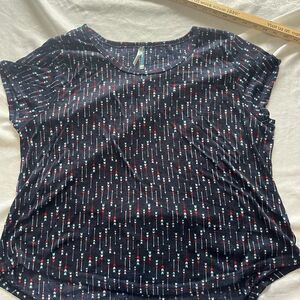 Wallflower Women's Navy  blue Arrow Print Top tag says 3x but fits like xl